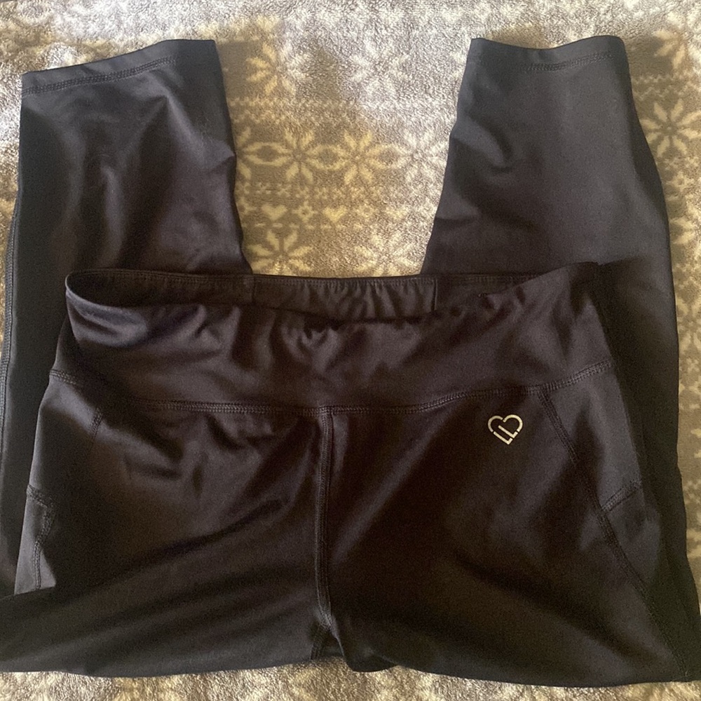 Women's/Jr's Large Black Live Love Dream Capris Aeropostle